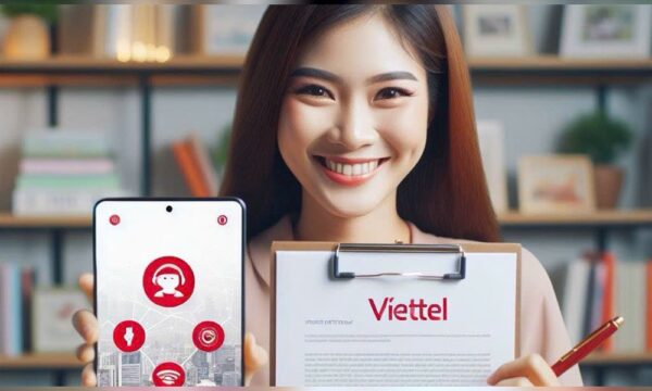 Cô gái cầm điện thoại và hợp đồng đã ký, minh họa chữ ký số trong thương mại điện tử