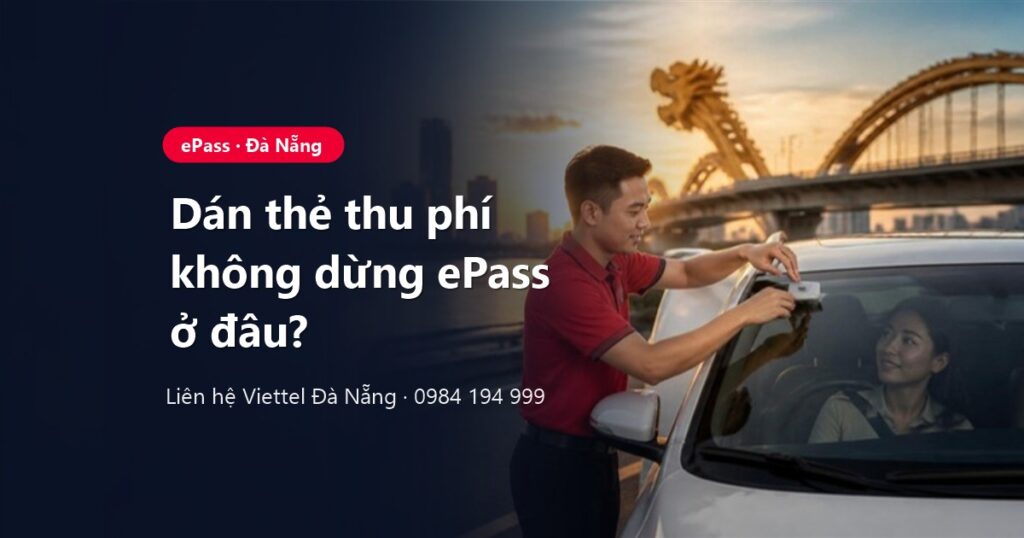 Kỹ thuật viên dán thẻ thu phí không dừng ePass lên kính xe ô tô trắng tại Đà Nẵng, cầu Rồng phía sau