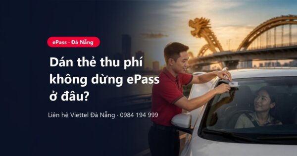 Kỹ thuật viên dán thẻ thu phí không dừng ePass lên kính xe ô tô trắng tại Đà Nẵng, cầu Rồng phía sau