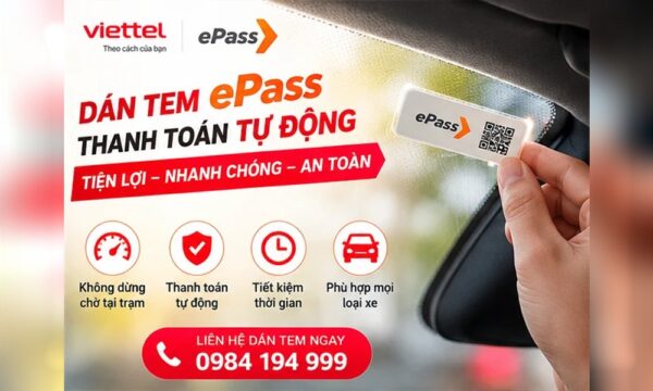 Bàn tay cầm tem ePass có mã QR dán lên kính chắn gió ô tô