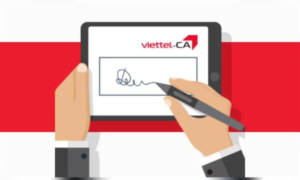 Bàn tay ký trên máy tính bảng hiển thị chữ ký số Viettel-CA