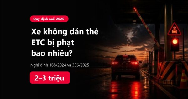 Làn thu phí không dừng buổi tối có barie, biển cảnh báo và xe ô tô dừng trước làn: xe không dán thẻ bị phạt